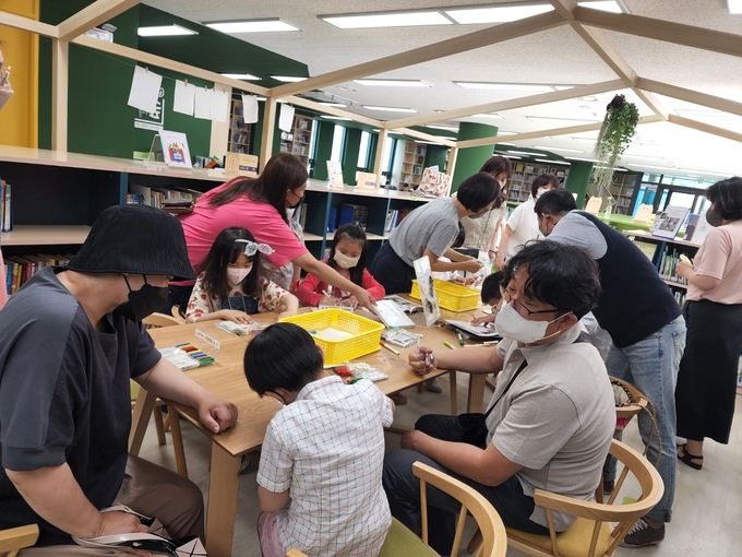 지난달 25일 더숲도서관에서 '삼삼오오 도서축제'가 개최됐다. (사진=백운호수초등학교 제공)