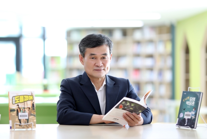 독서를 통해 다양한 세계와 인물은 만날 수 있다고 말한 박경수 백운호수초등학교 교장. (사진=백운호수초등학교 제공)