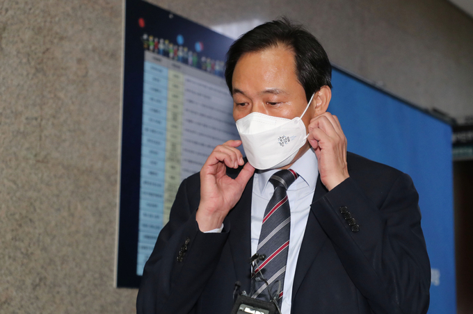 더불어민주당 우상호 비대위원장이 10일 오후 국회 당 대표실에서 당직자들과 면담 후 나서며 취재진의 질문을 받고 있다. (사진=국회사진기자단)