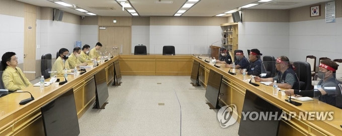 지난 10일 정부세종청사에서 국토교통부-화물연대 면담이 진행됐다. (사진=연합뉴스 제공)
