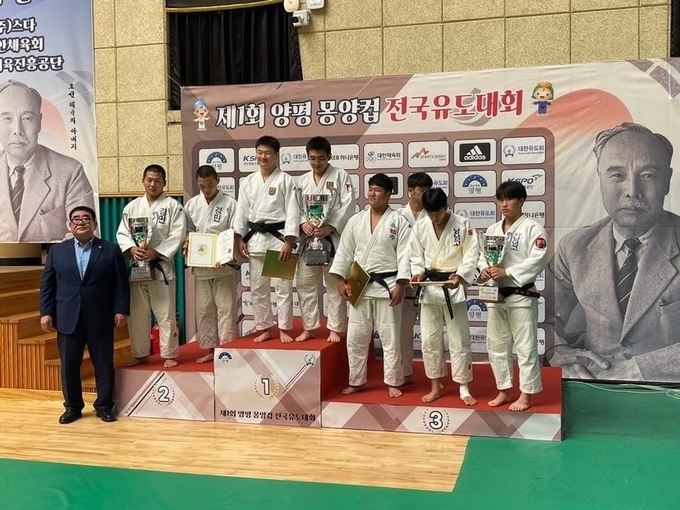 경민고 유도부 선수들이 12일 양평군 물맑은양평체육관에서 열린 2022 양평 몽양컵 전국유도대회 남자 고등부 단체전 결승전 직후 함께 모여 사진을 찍고 있는 모습. (사진=경민고 제공)
