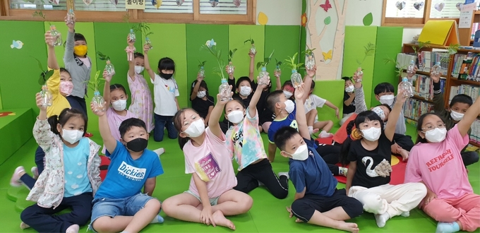 안산원곡초등학교 학생들이 '반려식물 키우기'에 참여하고 있다. (사진=안산원곡초등학교 제공)