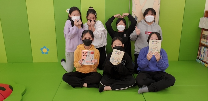  안산원곡초등학교 도서관을 이용하는 학생들. (사진=안산원곡초등학교 제공)