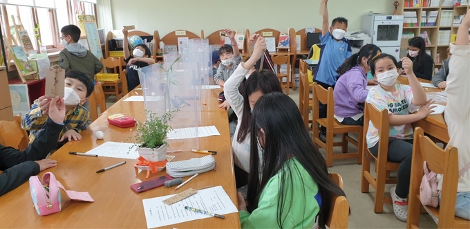  안산원곡초등학교 학생들이 '도서관에서 놀자!' 행사에 참여하고 있다. (사진=안산원곡초등학교 제공)