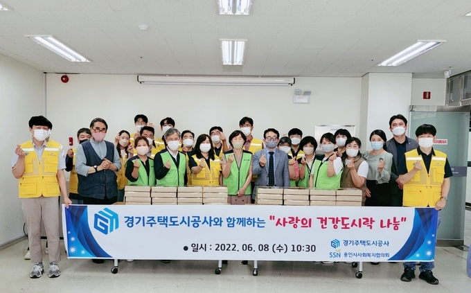 GH는 지난 8일 용인플랫폼 도시개발구역 인근에 거주하는 취약계층 65가구에 ‘사랑의 건강 도시락’을 배달했다. (사진=경기주택도시공사 제공)