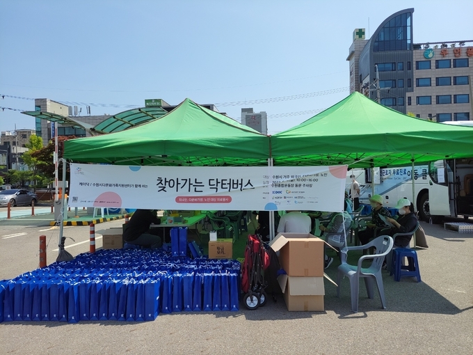 12일 장안구 수원종합운동장에서 운영된 ‘찾아가는 닥터버스’ 모습. (사진=수원시 제공)