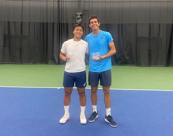 12일 미국 플로리다주 올랜도에서 열린 남자프로테니스(ATP) 올랜도오픈 챌린저 복식에서 우승을 차지한 정윤성(왼쪽)과 미하일 페르볼라라키스(그리스)가 기념사진을 찍고 있다. (사진=라이언 컴퍼니 제공)