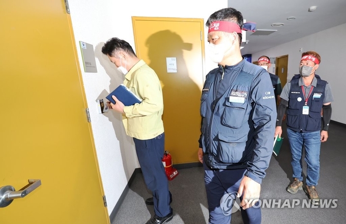 교섭을 위해 국토교통부를 방문하는 화물연대본부. (사진=연합뉴스 제공)