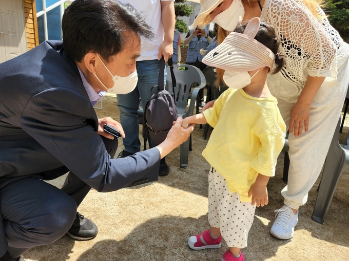 하은호 군포시장 당선인이 6월 12일 다문화가정 행사에 참석해 어린이와 악수를 나누고 있다.