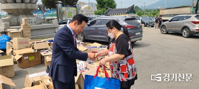 백영현 포천시장 당선인이 바자회에 참여한 시민과 악수하고 있다. (사진=문석완 기자)