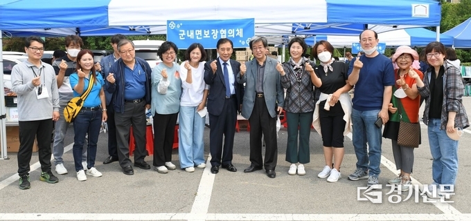 박윤국 포천시장이 군내면보장협의체 앞에서 기념촬영하고 있다. (사진=포천시 제공)