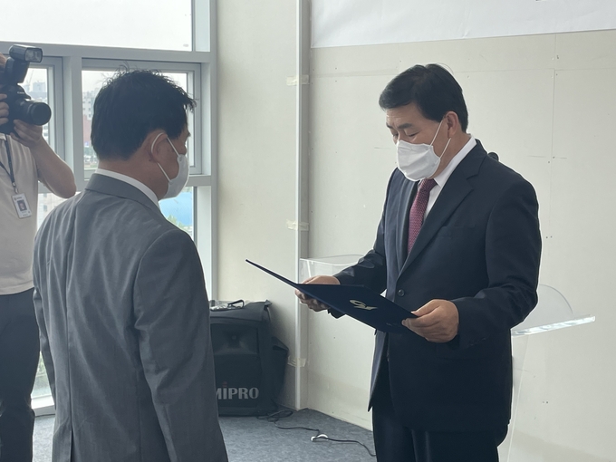 문경복 당선인(오른쪽)이 정일선 인수위원장에게 위촉식을 전달하고 있다. ( 사진 = 조경욱 기자 )