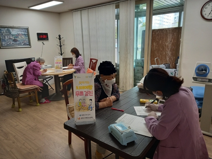 광명시 보건소 치매안심센터에서는 시민 치매예방과 조기치료를 돕고자 ‘찾아가는 치매 조기검진’을 진행한다.(사진=광명시 제공)