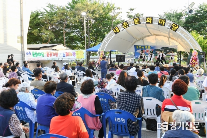 내촌문화마당에서 면민노래자랑이 열리고 있다. (사진=포천시 제공)