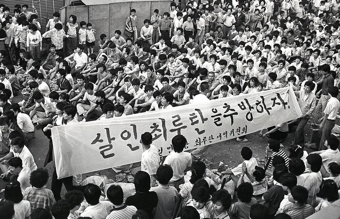 6월 18일 수원 팔달문 지동시장 입구 살인최루탄 추방대회. (사진=김경수 촬영 / 수원민주화운동계승사업회 제공)