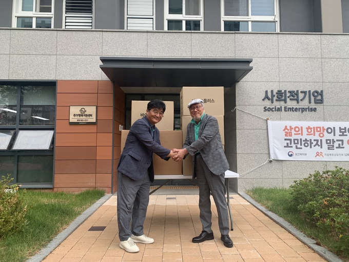 수동면 주민자치위원회 박영춘 위원장(왼쪽)과 별나라꿈길공동체 이덕행 이사장.(사진=남양주시 제공)