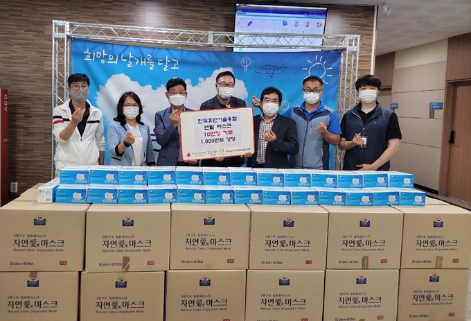 한국휴먼기술융합 주식회사가 1천만 원 상당의 덴탈마스크를 와부읍에 기증했다.(사진=남양주시 제공)