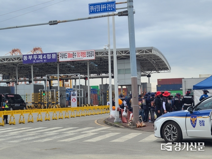 화물연대 조합원들이 파업중인 평택·당진항 동부두 제4정문. (사진=정창규 기자)