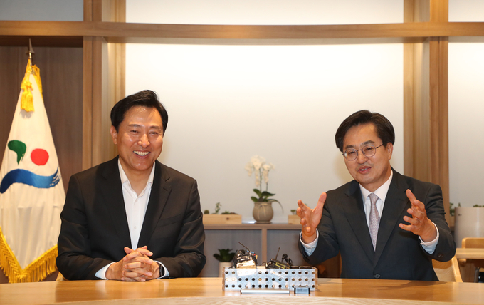 오세훈 서울시장과 김동연 경기도지사 당선인이 13일 오전 서울시청 시장 집무실에서 서울시와 경기도 간 현안을 논의하고 있다. (사진=연합뉴스 제공)