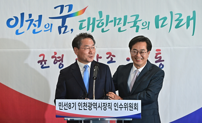  국민의힘 유정복 인천시장 당선인과 더불어민주당 김동연 경기도지사 당선인이 13일 오후 인천시 연수구 G타워 내 인천시장직 인수위원회에서 열린 환담 자리에서 차례로 인사말을 하고 있다. (사진=연합뉴스 제공)