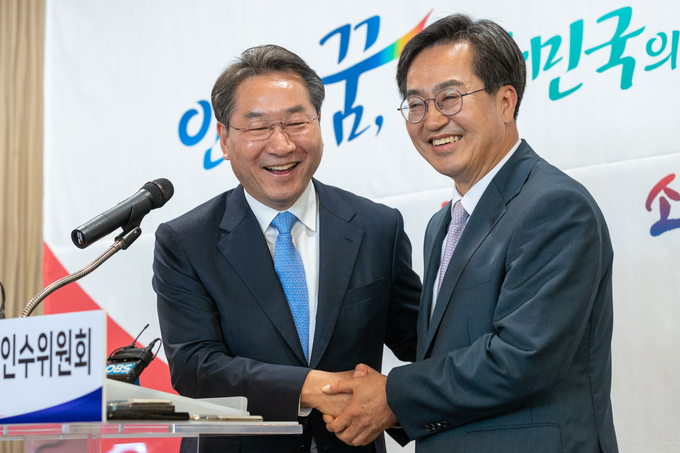 13일 인천 연수구 G타워에 있는 인천시장 인수위원회 사무실에서 유정복 인천시장 당선인(왼쪽)이 김동연 경기도지사 당선인을 환대하고 있다.( 사진 = 유정복 인수위 제공 )