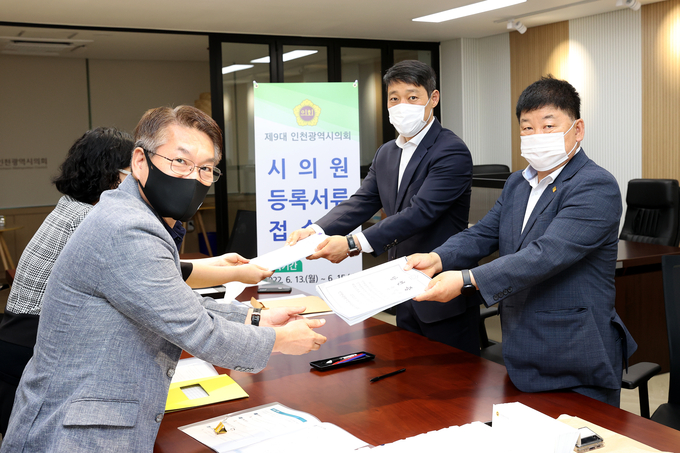 13일 인천시의회 본관 2층 특별위원장실에서 시작된 ‘제9대 인천시의원 당선인’ 의원 등록에서 첫 번째와 두 번째로 등록을 마친 박창호(국민의힘·비례, 오른쪽 앞)·이용창(국민의힘·서구2, 오른쪽 뒤) 당선인이 변주영 사무처장에게 등록 서류를 제출하고 있다. ( 사진 = 인천시의회 )<br>
