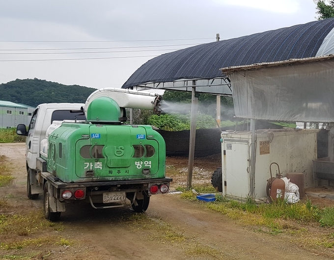 파주시 방역차량이 동절기 AI대비 가금농장에 대한 방역을 실시하고 있다.(사진=파주시 제공)