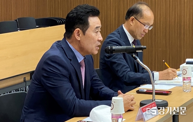 업무보고전 백영현 포천시장 당선인이 인사말을 하고 있다. (사진=포천시장직인수위원회 제공)