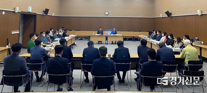 민선8기포천시장직인수위원회에서 포천시 공무원들로부터 업무보고를 받고 있다. (사진=포천시장직인수위원회 제공)