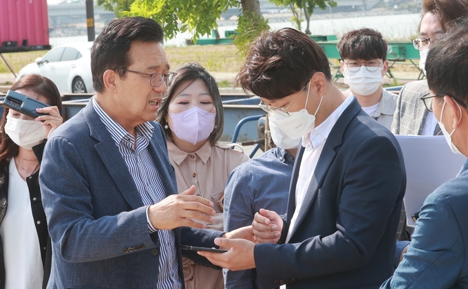  지난 13일 이재호 인천 연수구청장 당선인이 아암물류 2단지 화물차주차장 백지화 공약과 관련해 주민들과 대화를 나누고 있다. ( 사진 = 연수구 제공 )