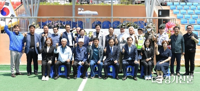 ‘2022년 화현면 한마음 체육대회’에 참석한 내빈들이 기념촬영하고 있다. (사진=포천시 제공)