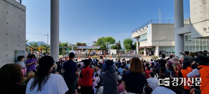 영중면민 건강걷기 행사에 참석한 시민들이 개회식을 관람하고 있다. (사진=포천시 제공)