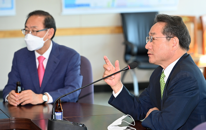 유정복 인천시장 당선인(오른쪽)과 정유섭 인수위원장이 14일 인천 연수구 G타워에 있는 인수위 사무실에서 회의를 진행하고 있다. ( 사진 = 인수위 제공 )