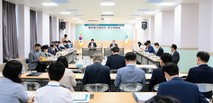 14일 민선8기 미추홀구청장 인수위원회가 주요 업무보고를 받고 있다. ( 사진 = 미추홀구청 제공 )