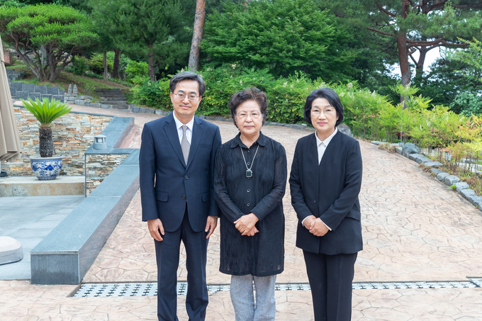 김동연 경기도지사 당선인은 배우자 정우영씨와 함께 14일 경남 김해시 봉하마을을 방문해 고(故) 노무현 전 대통령 묘소를 참배하고 노 전 대통령 배우자인 권양숙 여사를 만나 환담했다. (사진=경기도지사직인수위 제공)