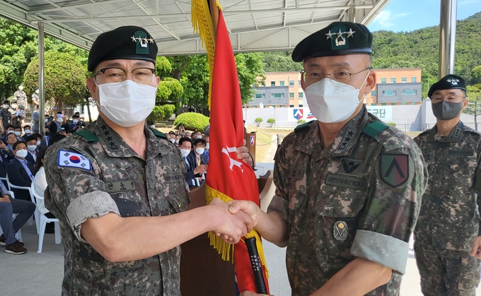 전동진(왼쪽) 지상작전사령관으로부터 고창준 수도군단장이 부대기를 이양받고 있다.(사진=육군 수도군단 제공)