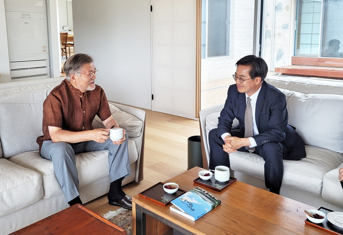  김동연 경기도지사 당선인은 14일 오후 마지막 일정으로 경남 양산시 평산마을 사택에서 문재인 전 대통령과 1시간가량 환담했다. (사진=경기도지사직인수위 제공)
