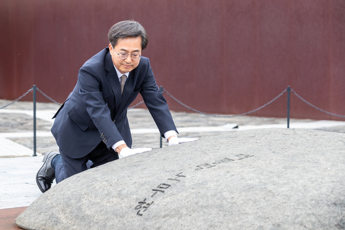 김동연 경기도지사 당선인은 배우자 정우영씨와 함께 14일 경남 김해시 봉하마을을 방문해 고(故) 노무현 전 대통령 묘소를 참배하고 노 전 대통령 배우자인 권양숙 여사를 만나 환담했다. (사진=경기도지사직인수위 제공)