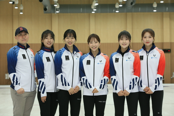 2022~2023 컬링 국가대표를 뽑는 2022 KB금융 한국컬링선수권대회에 출전하고 있는 경기도청 여자컬링 ‘팀 5G’가 예선에서 5연승을 거두며 선두를 달리고 있다. 사진은 이번 대회를 앞두고 새롭게 제작한 유니폼을 입고 기념사진을 찍는 경기도청 컬링팀의 모습. (사진=경기도컬링연맹 제공)