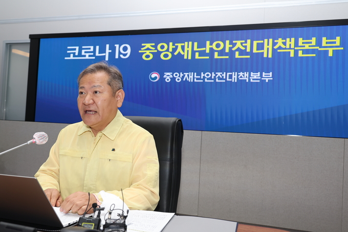 이상민 행정안전부 장관이 15일 정부서울청사 중앙재난안전상황실 서울상황센터에서 열린 신종 코로나바이러스 감염증(코로나19) 대응 중앙재난안전대책본부 회의서 발언하고 있다. (사진=연합뉴스 제공)
