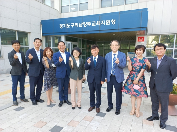 구리남양주교육지원청이 경기도의회 의원들과 그린스마트 미래학교 및 체육관 증축사업 추진현황을 점검하는 정담회를 개최했다.(사진=구리남양주교육지원청 제공)