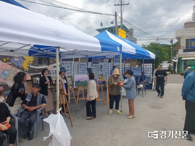 관인면민들이 문화5일장을 즐기고 있다. (사진=포천시 제공)
