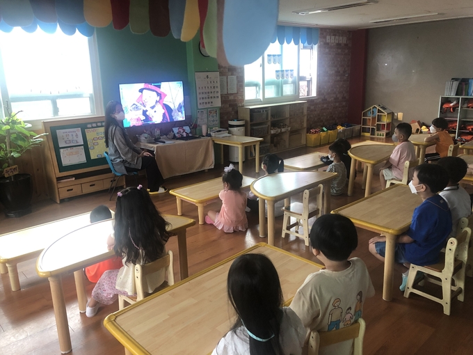  유치원생에 대한 흡연예방교육이 진행되고 있다. (사진=성남교육지원청 제공)