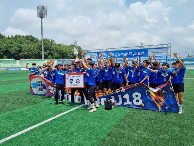 ‘디펜딩 챔피언’ 평택진위FC U18이 지난해에 이어 금석배 2연패를 달성했다. 사진은 우승 후 선수단이 함께 세리머니를 하고 있는 모습. (사진=진위FC 제공)
