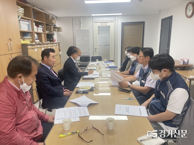 백영현 포천시장 당선인과 양종문 노조지부장이 대화를 하고 있다. (사진=포천시장직인수위원회 제공)