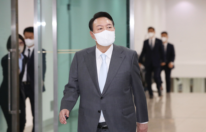 윤석열 대통령이 15일 오전 용산 대통령실 청사로 출근하고 있다. (사진=연합뉴스 제공)