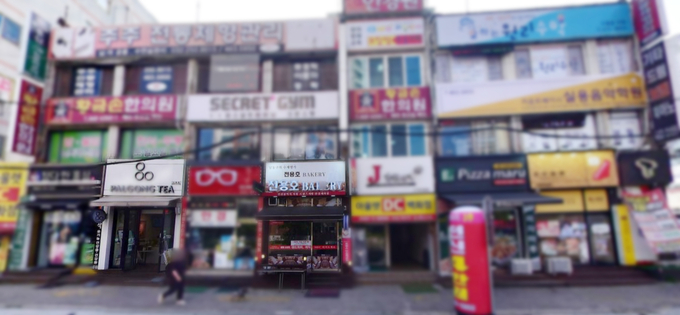 소상공인 A씨의 밀크티전문점(좌)와 전용호 남동구의원 당선인이 커피전문점에 자리를 넘긴 빵집(우). ( 사진 = 네이버 지도 )