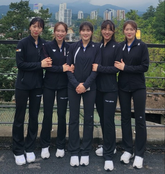 5일 충북 진천군 진천선수촌 컬링장에서 열린 2022 KB금융 한국컬링선수권대회 예선 1위를 차지하며 4강 플레이오프에 진출한 경기도청 여자컬링 ‘팀 5G’가 기념사진을 찍고 있다. (사진=경기도청 컬링팀 제공)