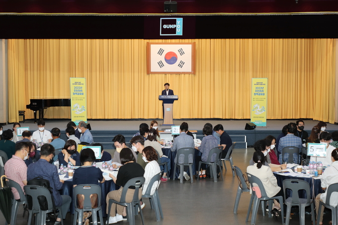 군포시 주민자치 정책공유회에서 한대희 시장이 인사말을 하고 있다.
