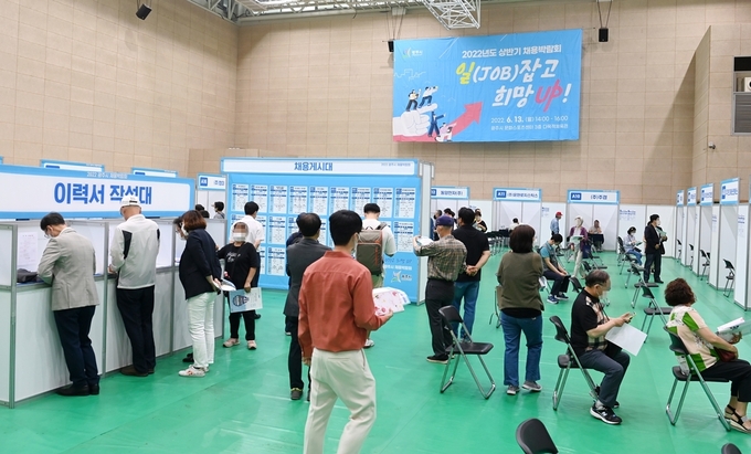 채용박람회를 찾은 구직자들이 자신에게 맞는 구인 기업에 취업하고자 서류를 준비하는등 면접을 보고 있다.(사진=광주시 제공0
